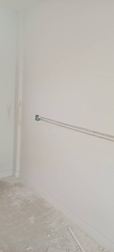 กรีดผนังเตรียมฝังท่อสายไฟ