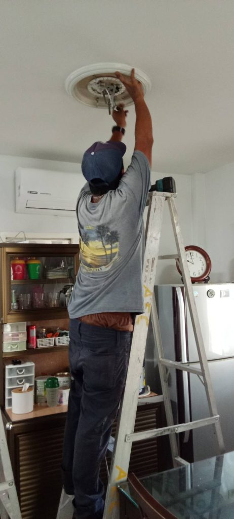 ตรวจเช็กโคมไฟ