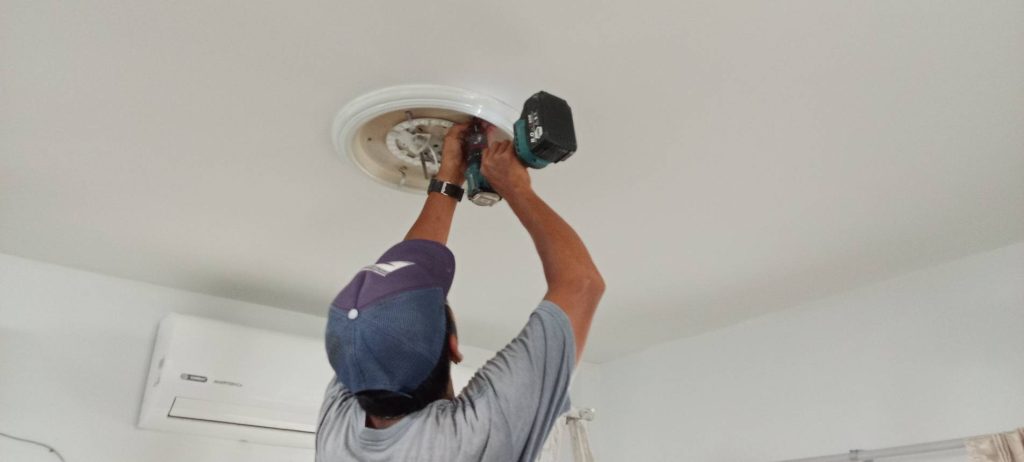 ตรวจเช็กโคมไฟ