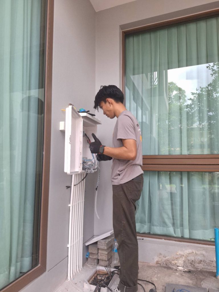 ช่างไฟฟ้าติดตั้งระบบไฟ