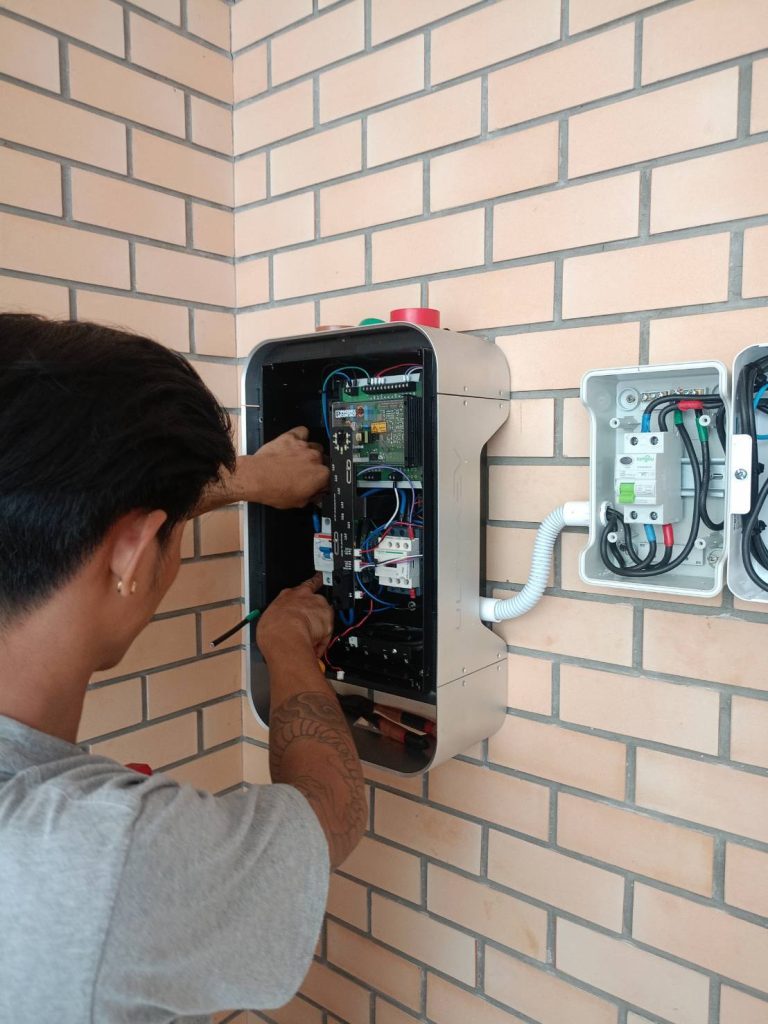 ช่างไฟฟ้าติดตั้ง EV Charger