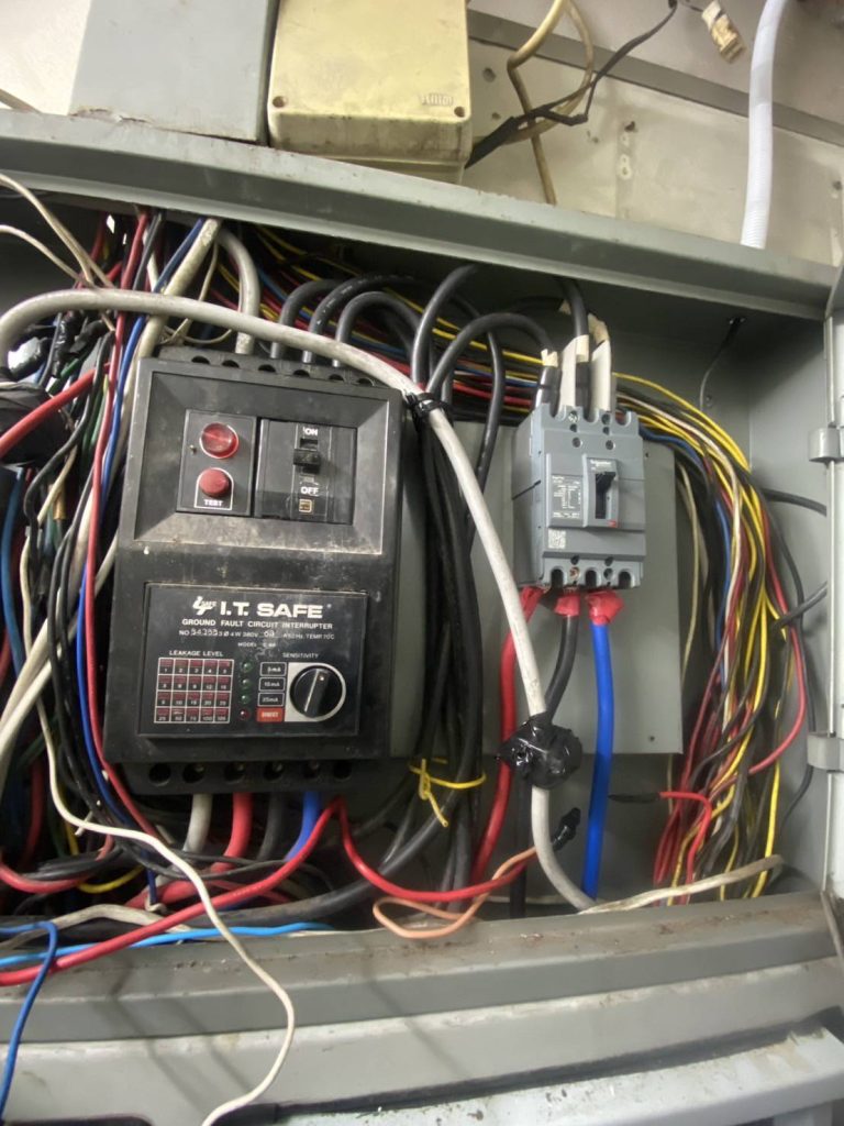 เมนเบรกเกอร์