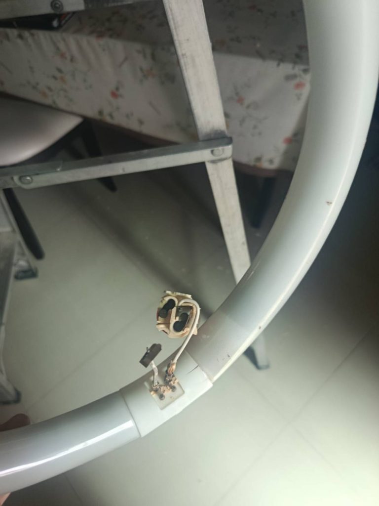 ขั้วหลอดไฟชำรุด