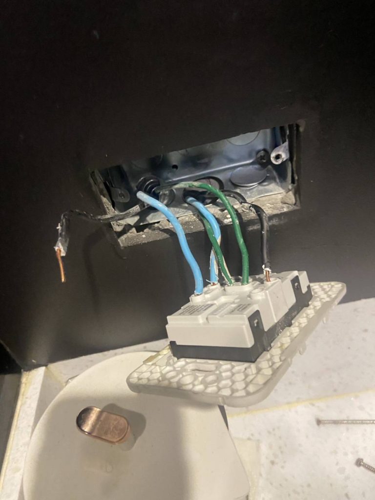 เปลี่ยนปลั๊กไฟใหม่