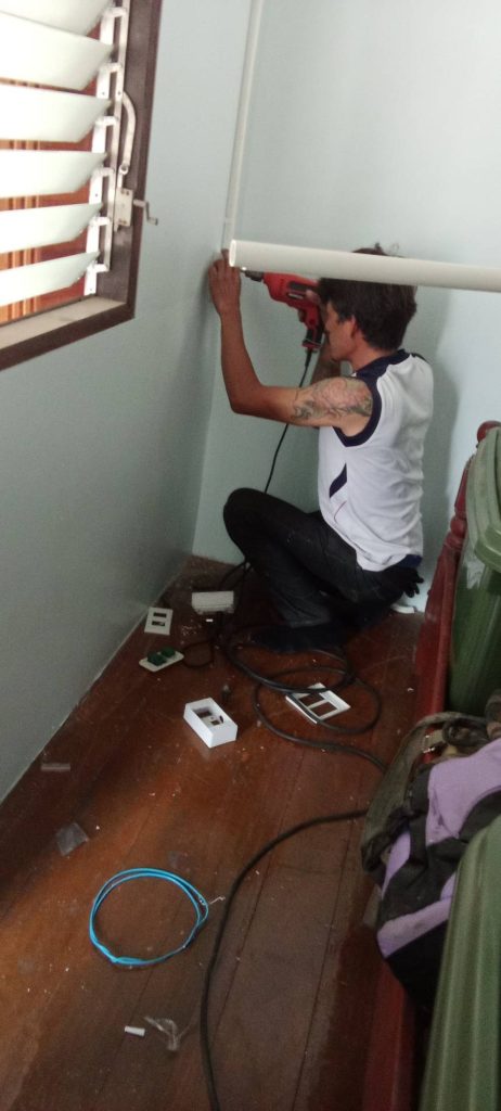 ช่างไฟฟ้าเดินท่อร้อยสายติดตั้งปลั๊กไฟ