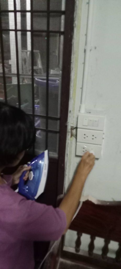 ลูกค้าทดสอบปลั๊กไฟหลังการติดตั้ง