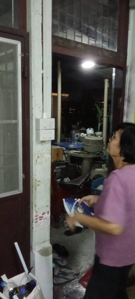 ลูกค้าทดสอบปลั๊กไฟหลังการติดตั้ง