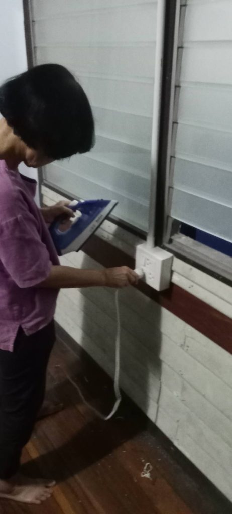 ลูกค้าทดสอบปลั๊กไฟหลังการติดตั้ง