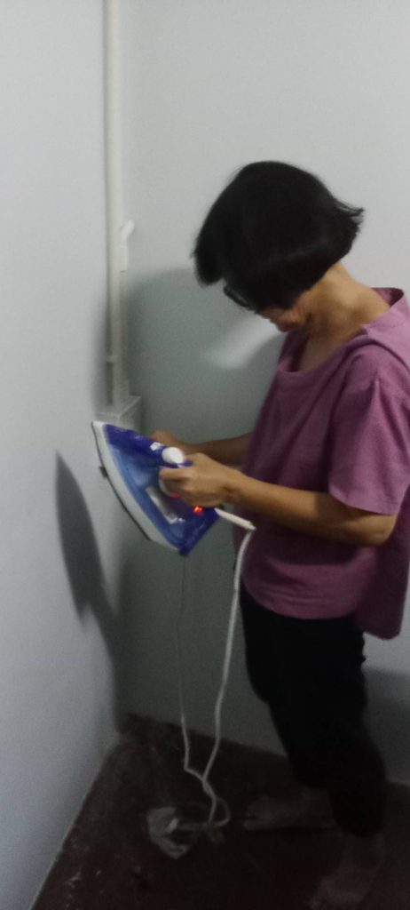 ลูกค้าทดสอบปลั๊กไฟหลังการติดตั้ง