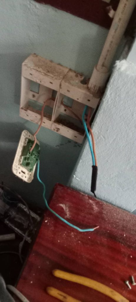 รื้อปลั๊กเก่าเตรียมใส่ปลั๊กใหม่