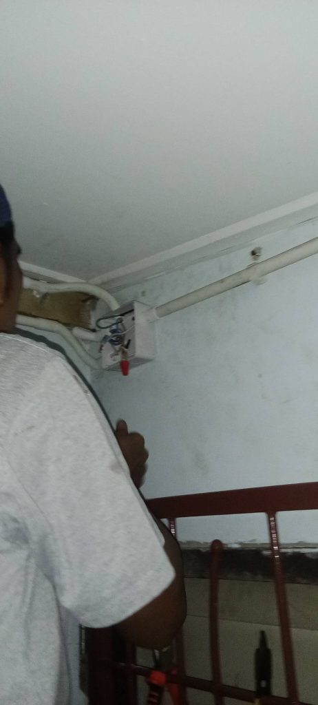 เช็กสายไฟในกล่องพักสายไฟ