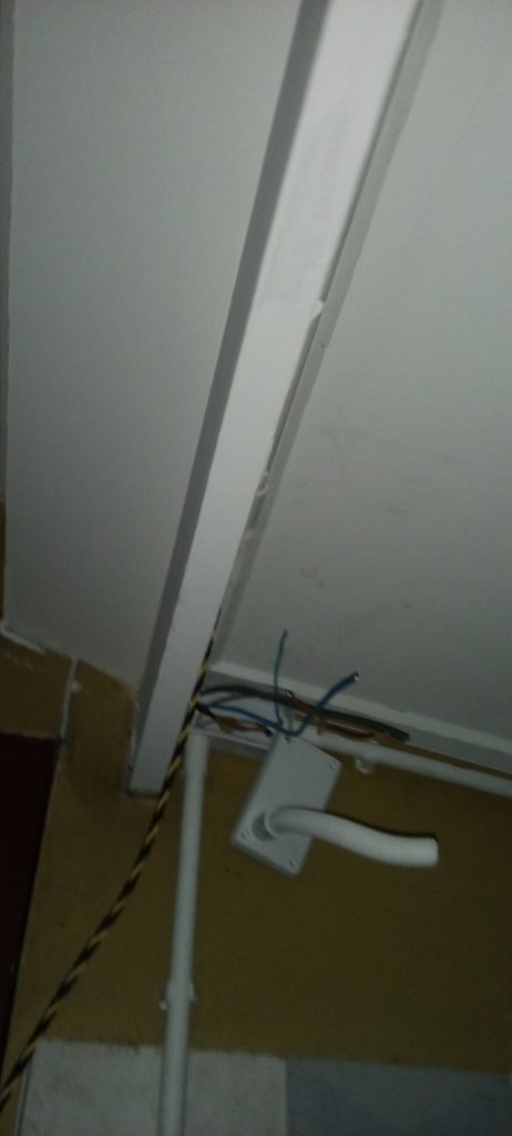 แนวท่อและกล่องพักสายไฟ