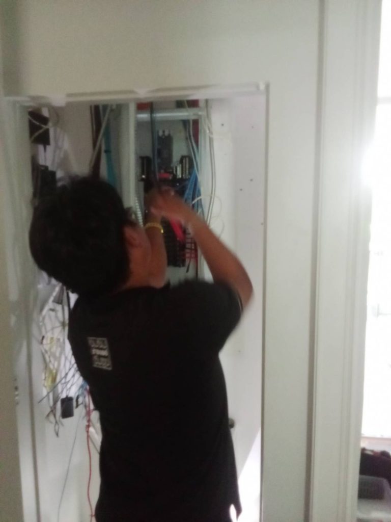 ช่างไฟฟ้าติดตั้งตู้โหลดเซ็นเตอร์