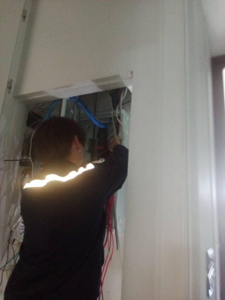 ช่างไฟฟ้าติดตั้งตู้โหลดเซ็นเตอร์