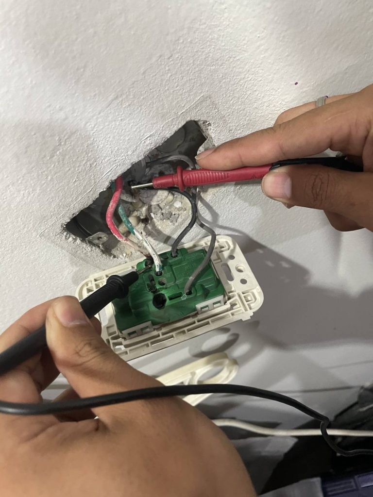 รื้อปลั๊กตรวจเช็กสายไฟ