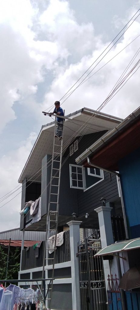 ปีนบันไดดึงสายเมน