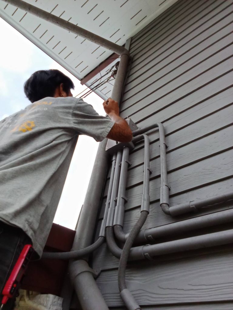 ช่างไฟฟ้าตรวจเช็กตู้ไฟ