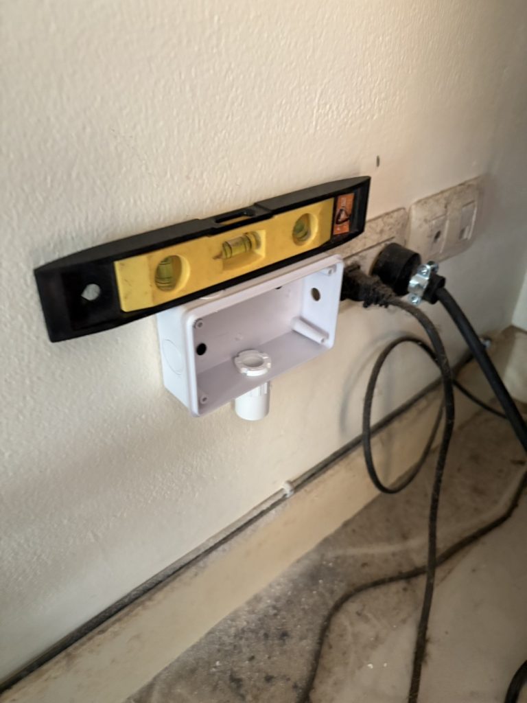 ติดตั้งกล่องพักสายไฟ