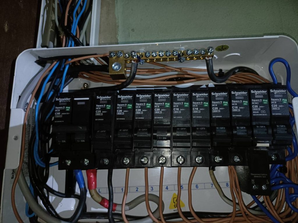 เบรกเกอร์ในตู้คอนซูมเมอร์