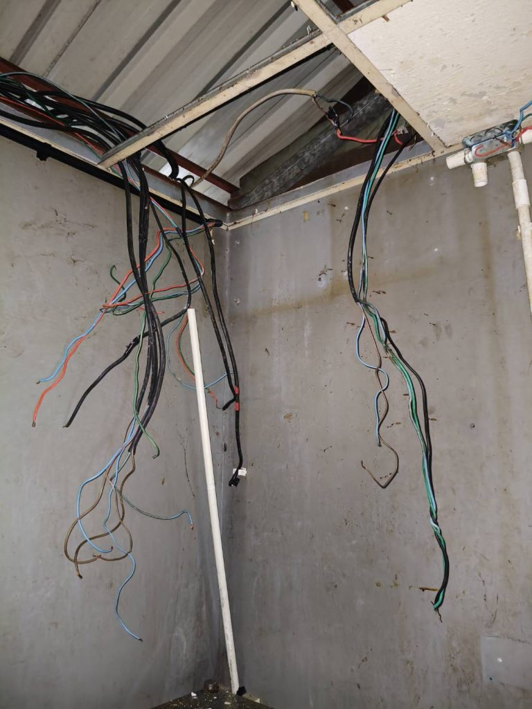 สายไฟรอการต่อเข้าเบรกเกอร์