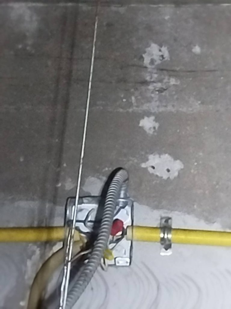 กล่องพักสายบนฝ้า