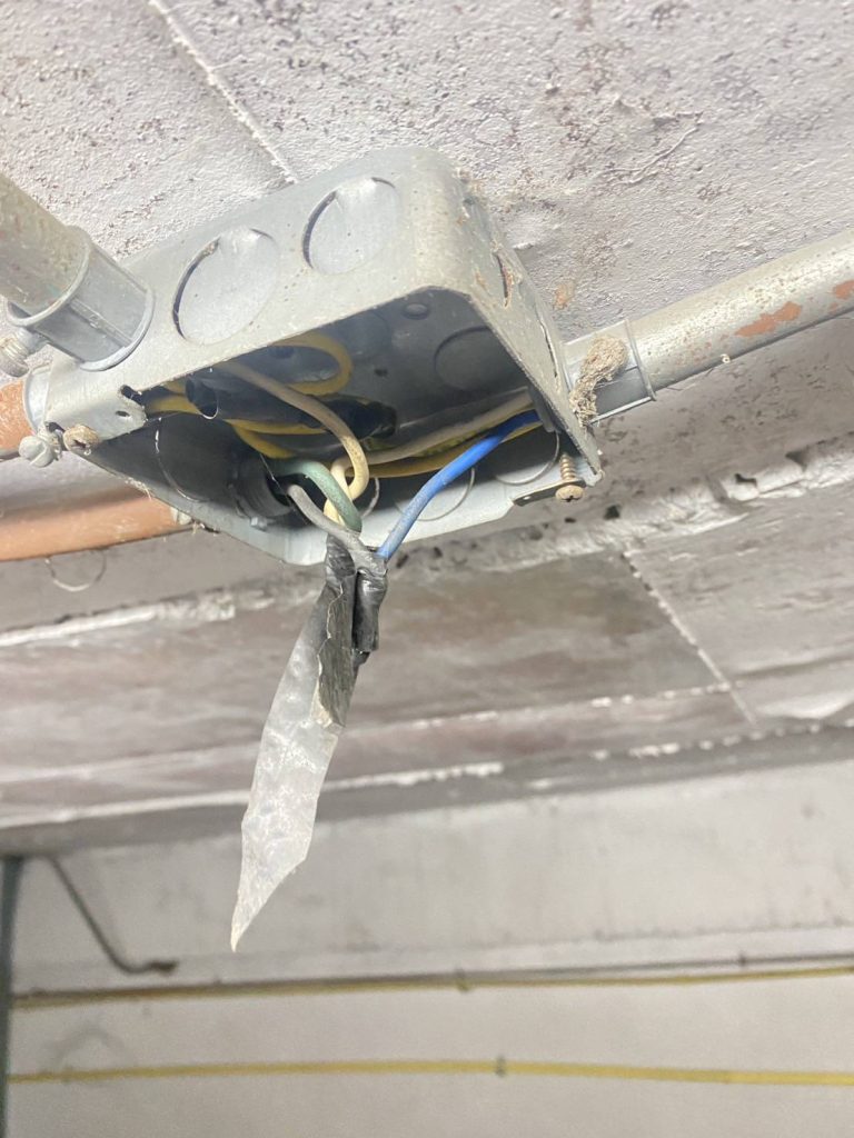 เช็กสายไฟในกล่องพักสายไฟ