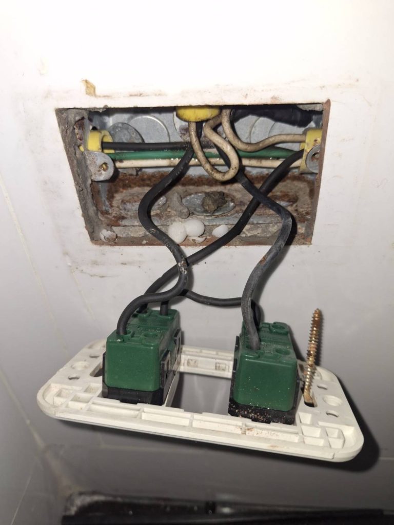 ซ่อมปลั๊กไฟ