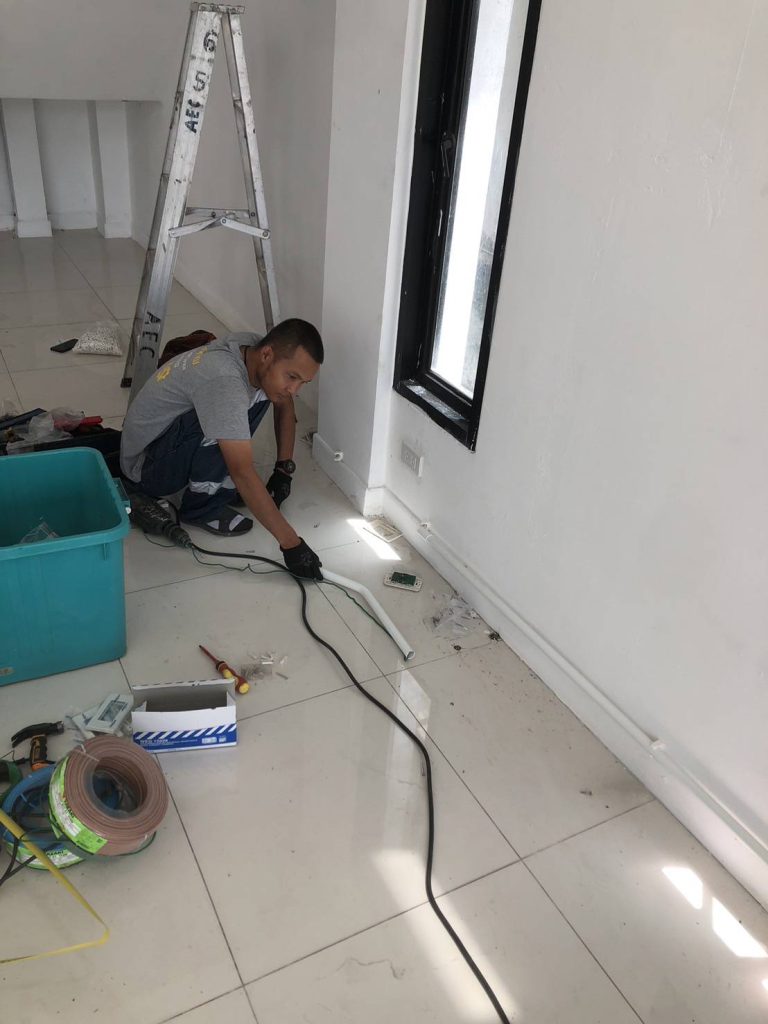 เดินท่อร้อยสายติดตั้งปลั๊กไฟ