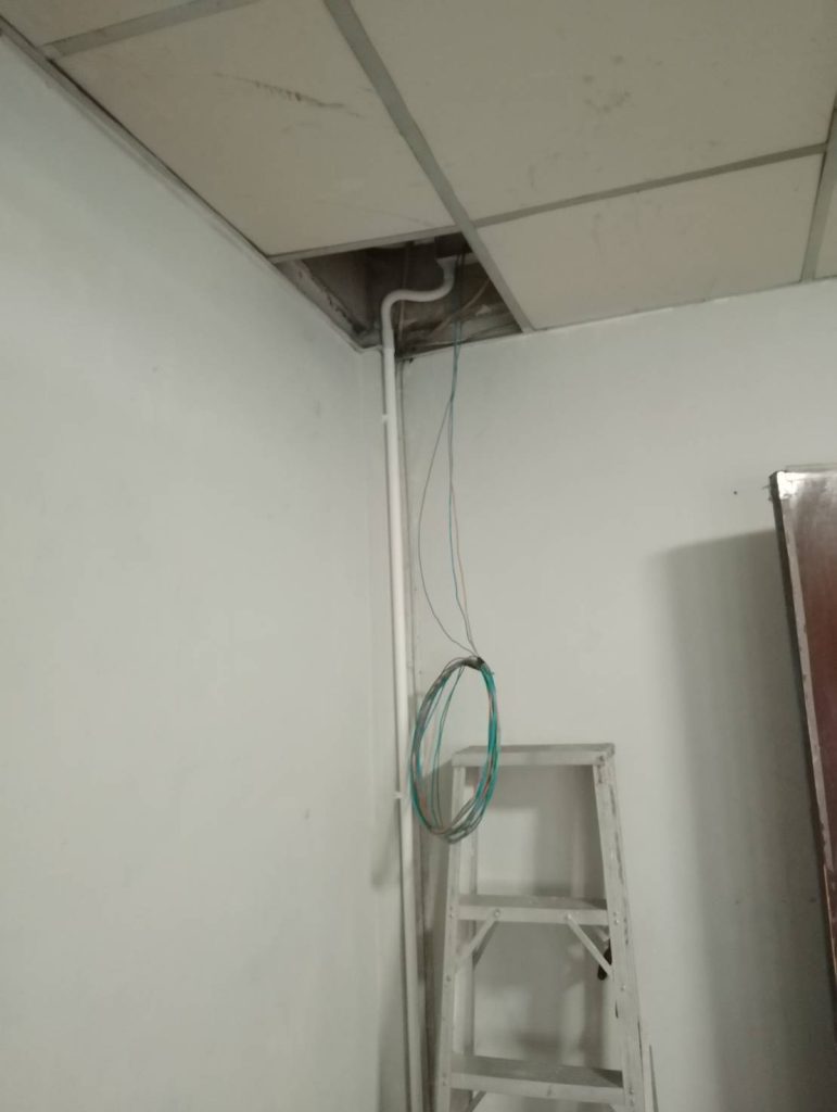 เดินท่อร้อยสายไฟติดตั้งปลั๊ก