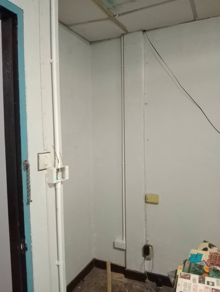 เดินท่อร้อยสายไฟติดตั้งปลั๊ก