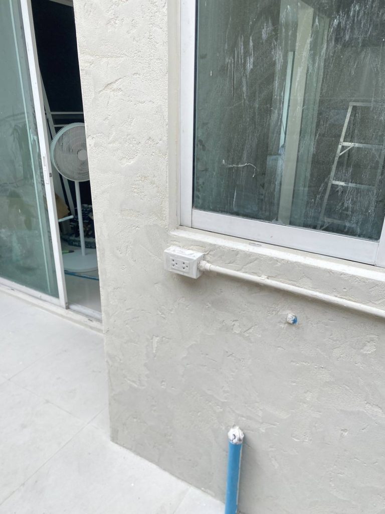 ปลั๊กไฟและแนวท่อสายไฟ