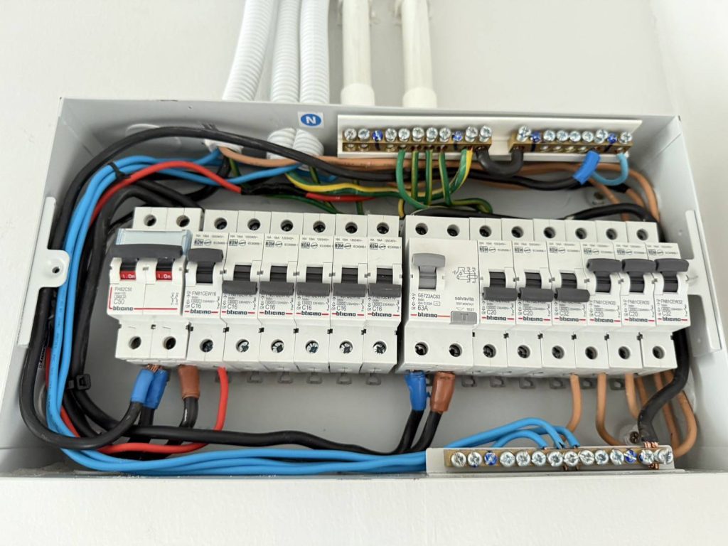 เบรกเกอร์ในตู้คอนซูมเมอร์