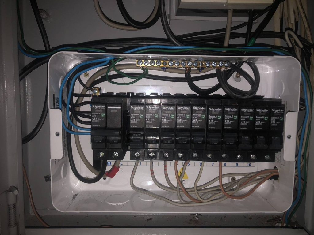 เบรกเกอร์ในตู้คอนซูมเมอร์