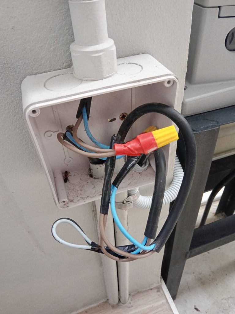 เช็กสายไฟในกล่องพักสายไฟ