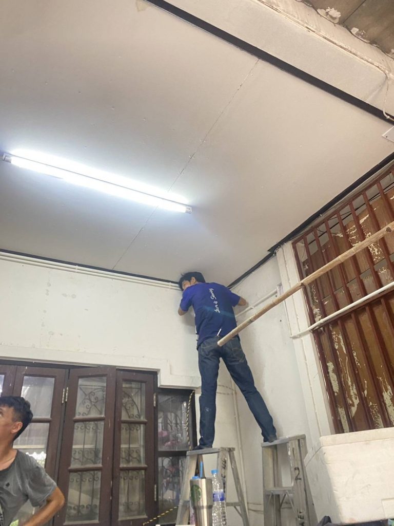 ปีนบันไดเดินท่อร้อยสาย