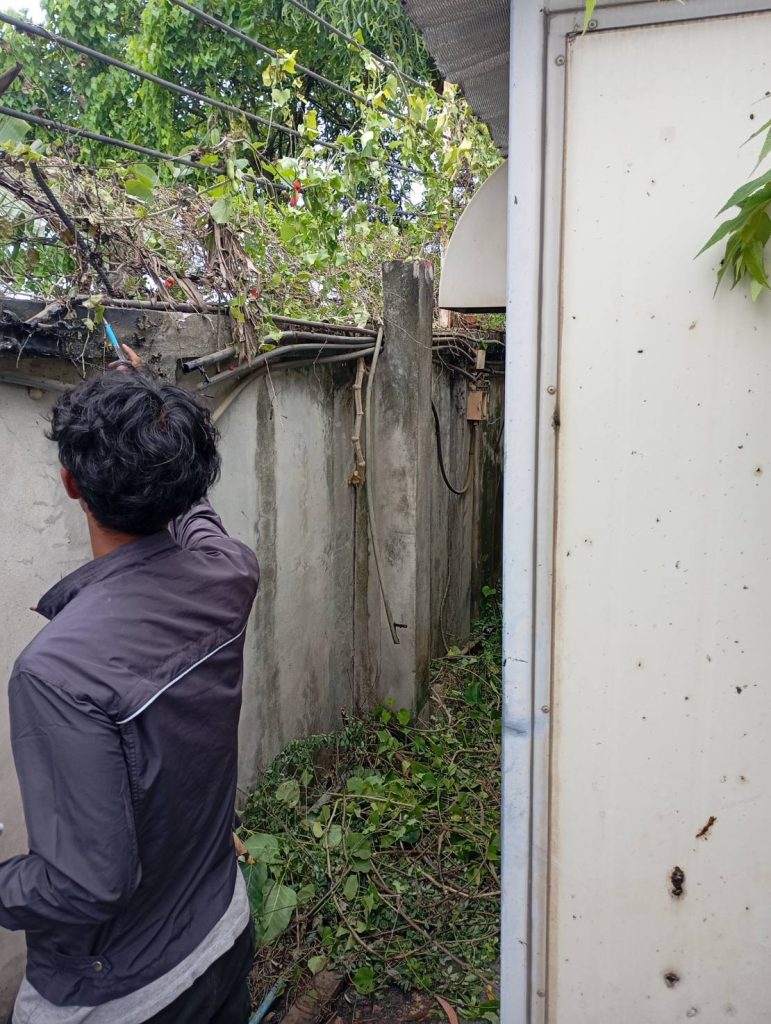 ช่างไฟฟ้าตรวจเช็กแนวสายไฟที่เสียหายจากไฟไหม้