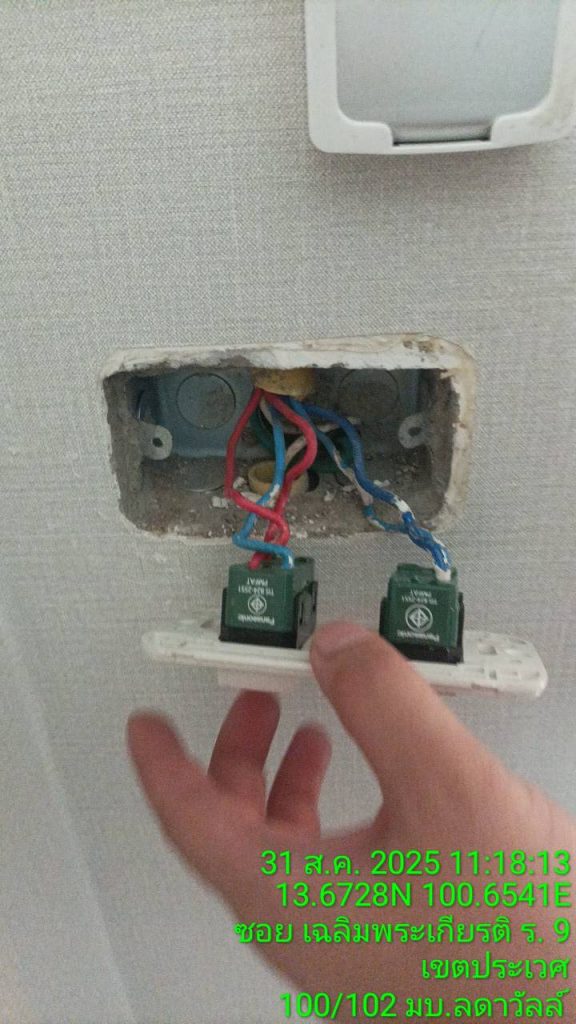 ช่างไฟฟ้ารื้อสวิตช์ไฟเช็กสายไฟ