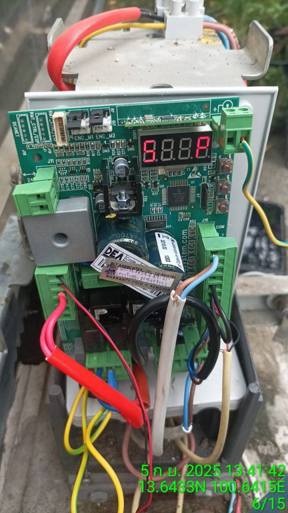 ช่างไฟฟ้าตรวจเช็กมอเตอร์ประตูรีโมท