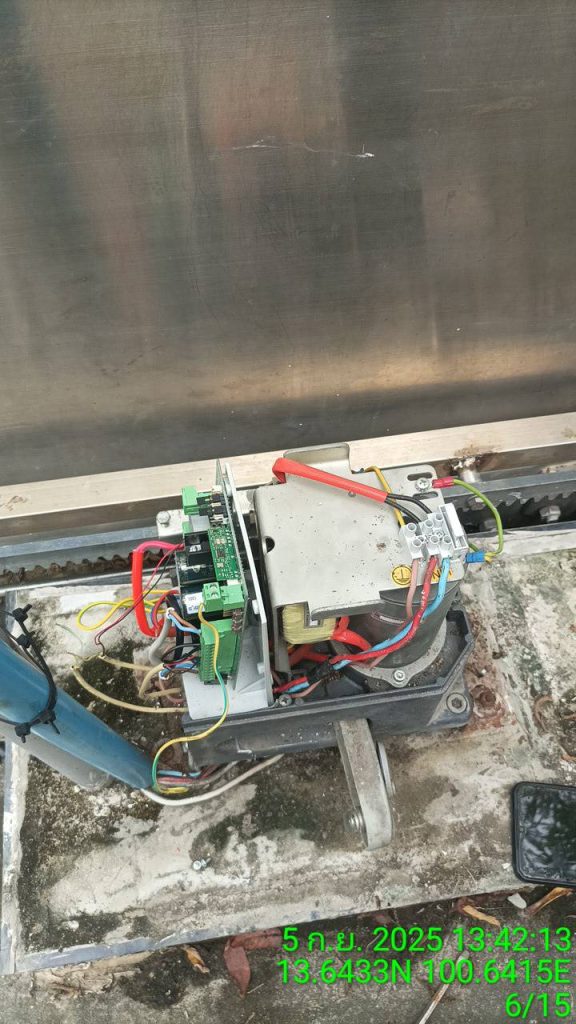 ช่างไฟฟ้าตรวจเช็กมอเตอร์ประตูรีโมท