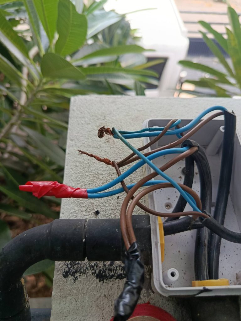 สายไฟในกล่องพักสายไฟ