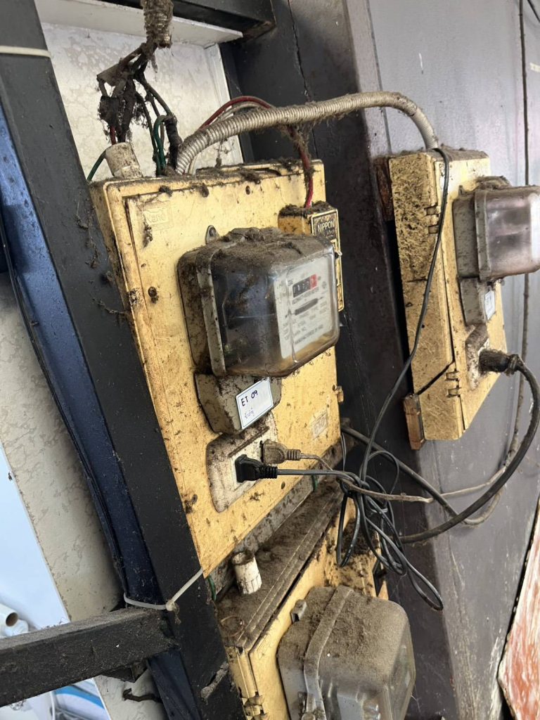 ตู้ไฟพร้อมมิเตอร์ที่มีฝุ่นเกาะหนา