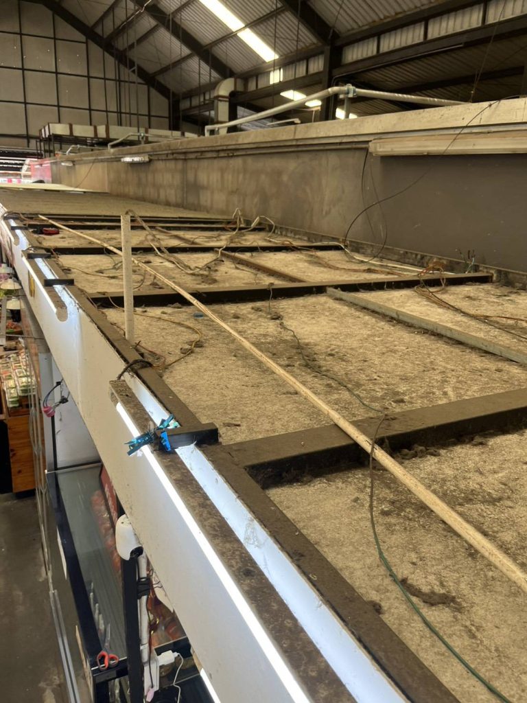 แนวสายไฟบนหลังคาซุ้ม