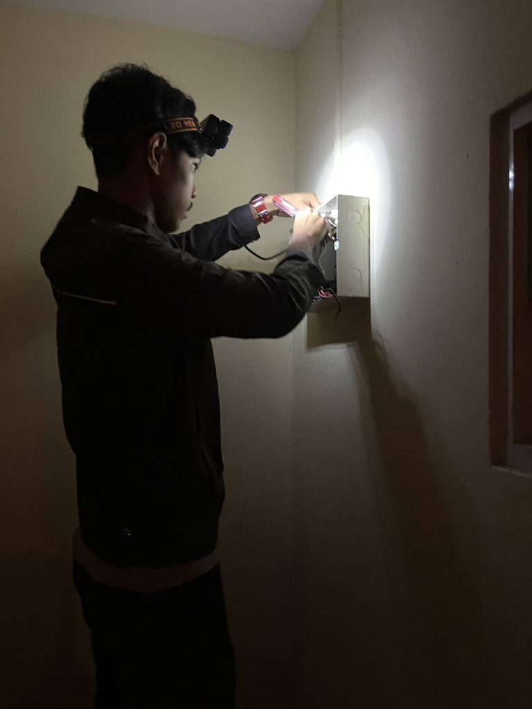 ซ่อมไฟหน้าตู้คอนซูมเมอร์