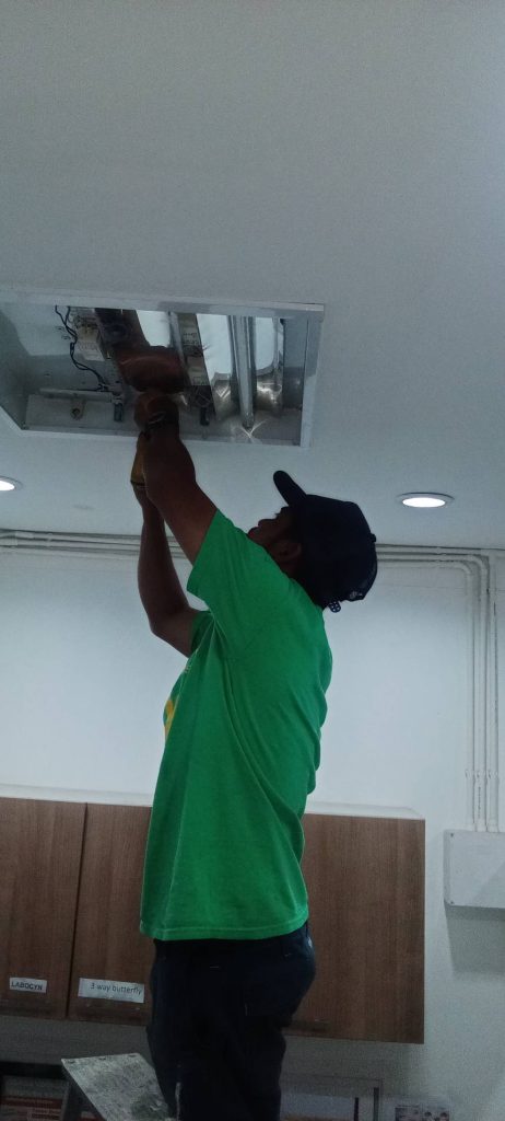 ตรวจสอบจุดจ่ายไฟของหลอดไฟ fluorescent