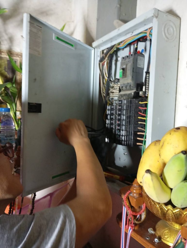 ช่างตรวจเช็กระบบไฟในตู้โหลดเซ็นเตอร์