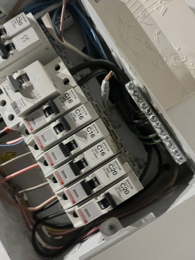 ตู้คอนซูมเมอร์