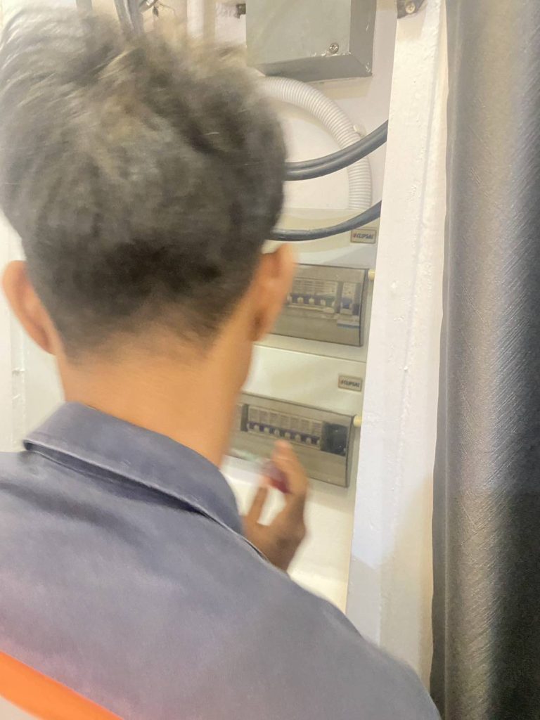 ช่างไฟตรวจสอบตู้คอนซูมเมอร์ยูนิตแบบสองชั้น