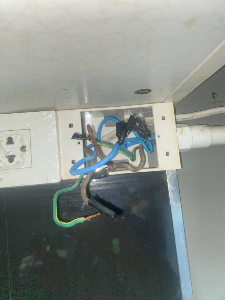 ติดตั้งปลั๊กไฟ