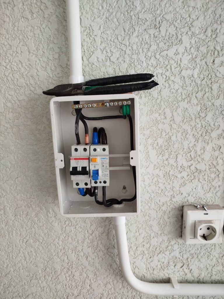 ตู้ควบคุมไฟฟ้าพร้อมเซฟตี้เบรกเกอร์ สำหรับระบบ EV Charger