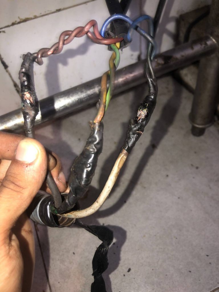 สายไฟชำรุด